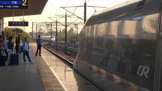 海宁西站近距离拍摄一列动车组列车进站视频素材模板下载