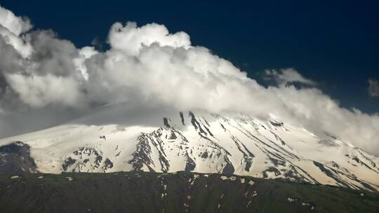 白雪皑皑的山峰_云雾缭绕