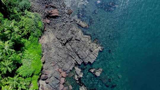 岩石海岸的无人机镜头