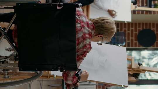 轮椅女士参加艺术课视频素材模板下载