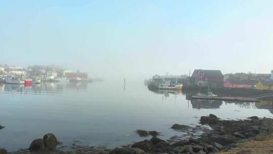 一个小岛上的渔村，笼罩在海雾中，沐浴在春