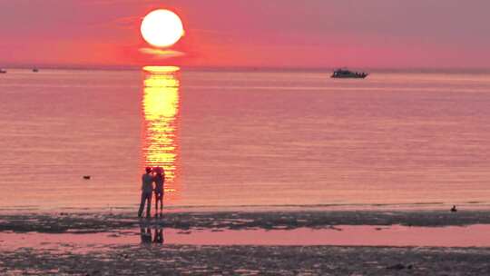 威海高区小石岛日落湾海边看夕阳恋人