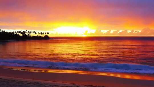 海边日落美景，夕阳余晖洒在海面