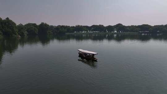 杭州西湖摇橹船手划船 泛舟湖上