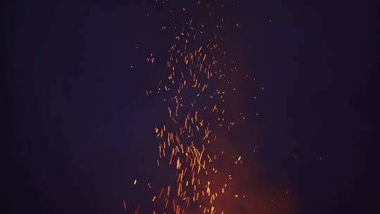 从燃烧的木头在空气中漂浮的余烬