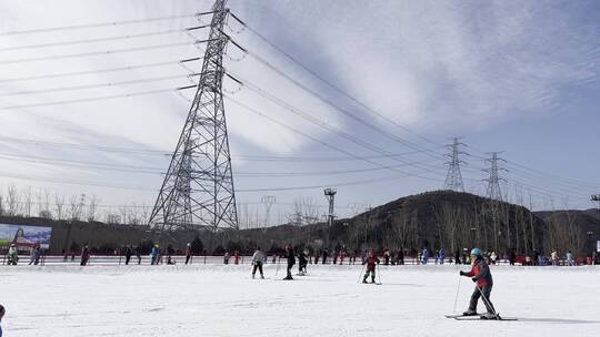 户外滑雪滑雪场滑雪的人