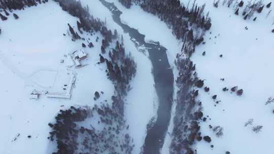 航拍新疆冬季喀纳斯河流晨雾雪山森林雪景