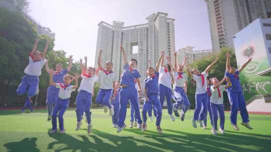 学校学生对着镜头大合影慢动作