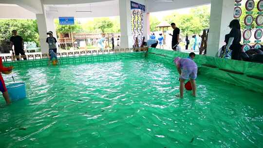 学校夏日打水仗玩水泼水水上乐园戏水