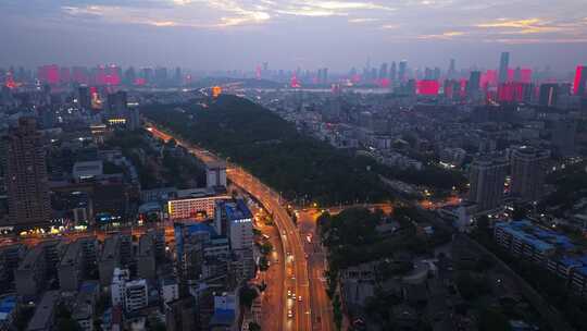 现代城市交通十字路口车流夜景繁华