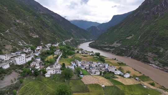 山间村落景象的自然风光全景