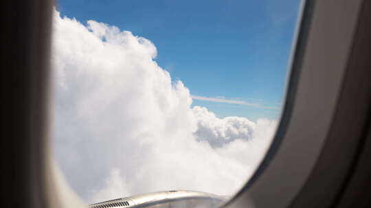 首都航空飞机机翼舷窗外的蓝天白云美景