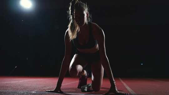 女子跑道起跑准备姿势