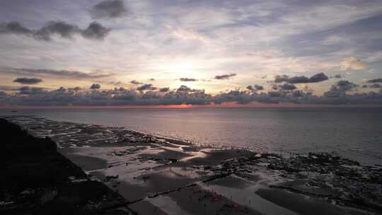 广西北海涠洲岛海边三彩沙滩日出朝霞航拍