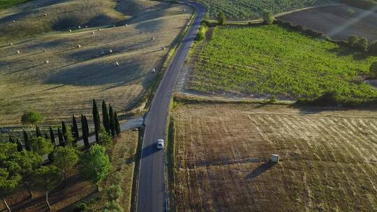 意大利托斯塔纳乡村道路汽车航拍视频素材模板下载