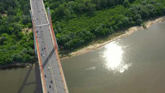 用ci从大河上的柏油路混凝土桥或高速公路的无人机俯视图