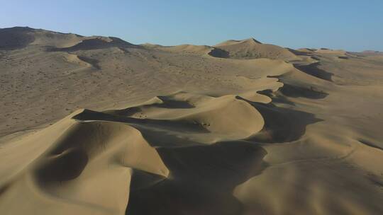 日出时的甘肃敦煌鸣沙山沙漠自然风光航拍