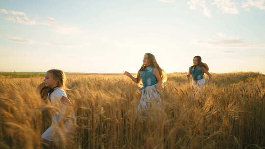 日落时分，快乐的孩子们在麦田上奔跑慢动作