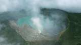 航拍印尼爪哇岛云雾缭绕的卡瓦伊真火山全景高清在线视频素材下载