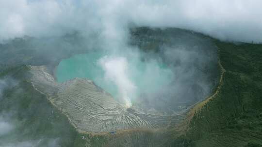 航拍印尼爪哇岛云雾缭绕的卡瓦伊真火山全景