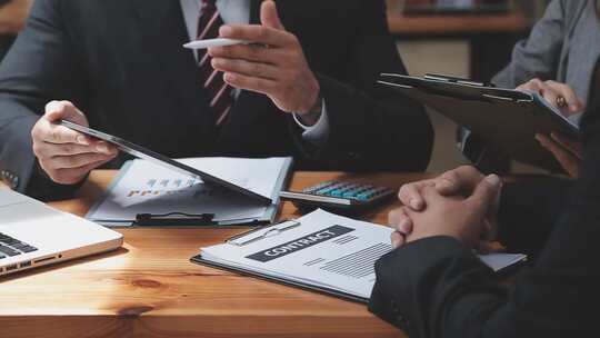 商务精英人士们正在激烈的讨论方案