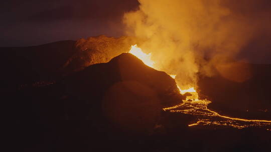 火山喷发的岩浆和烟雾