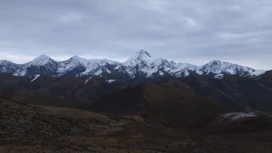 四川甘孜冷嘎措附近与贡嘎雪山