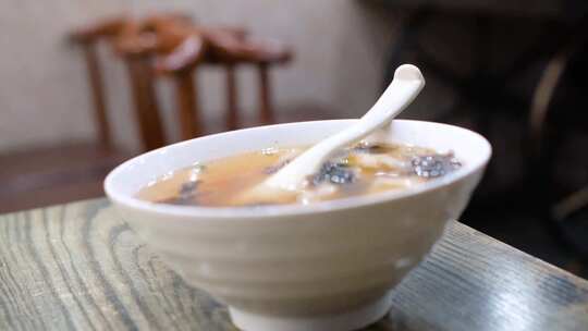 顾客享用早餐馄饨拌面早餐店美食视频素材