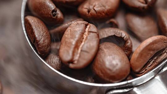 咖啡豆的动态特写