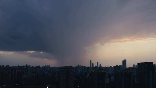 长沙春季暴雨雨幡扫过城市02