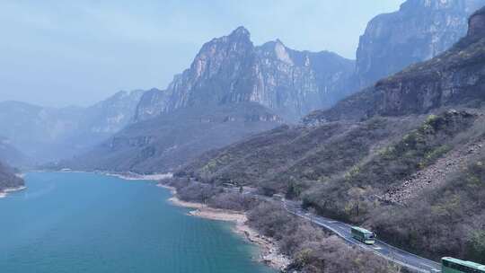 山林湖泊山道车辆大巴车后退横移B