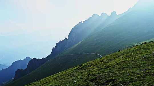 夏季高山牧场草甸雾气丁达尔风光