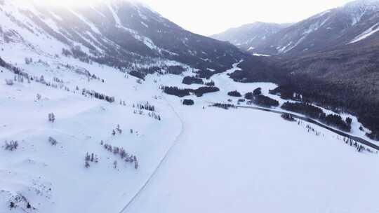 航拍新疆冬季喀纳斯神仙湾晨雾雪山森林雪景