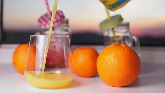 一杯橙汁和橙子水果倒在白色背景上。