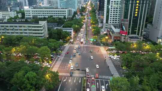 傍晚的城市十字路口航拍 杭州夜景航拍