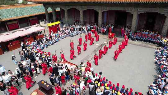 古建筑前传统仪式活动场景