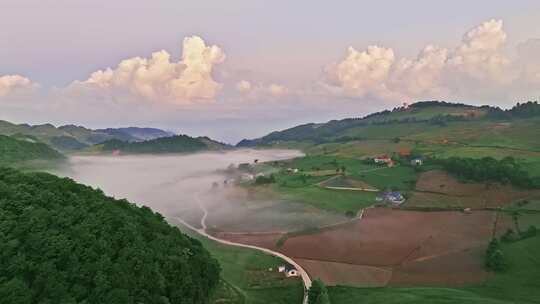 山间草原露营全景
