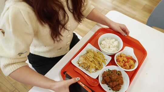 大学生在食堂用餐