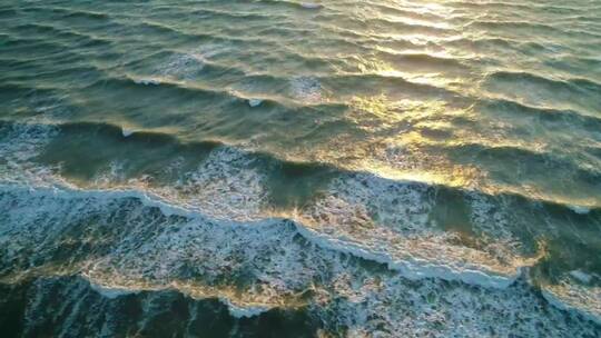 小而频繁的海浪抵达海滩视野很高