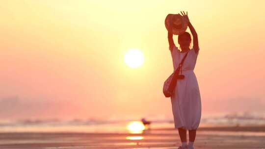 烟台夏天海边落日夕阳，女孩在沙滩上走动视频素材模板下载