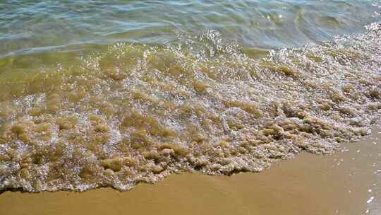 海岛阳光下海浪浪花冲刷沙滩