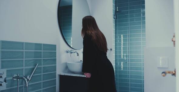 女人在卫生间照镜子