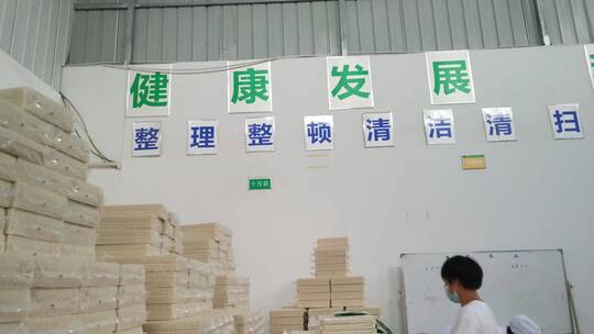 工厂工人包装大米