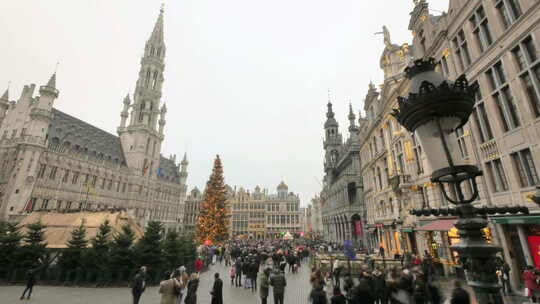 圣诞节时光流逝中拥挤的布鲁塞尔大广场