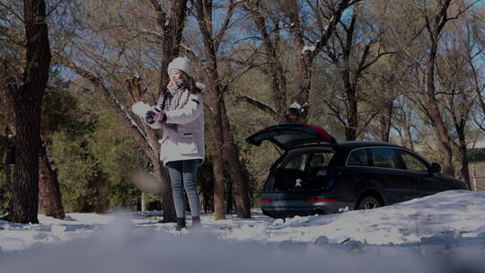 快乐的青年女人在雪地里玩耍