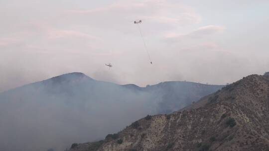 消灭森林火灾的消防直升机视频素材模板下载