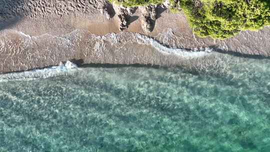 海浪拍打岸边视频素材模板下载