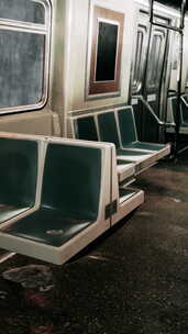 地铁地下空座位的空地铁车厢
