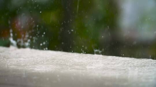 特写大雨落在地面