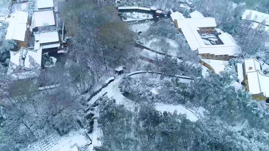 4K航拍飞来峰上天竺法喜禅寺雪景视频